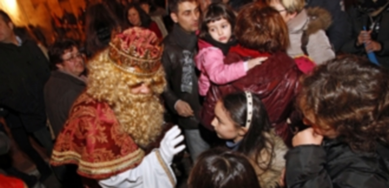 El recorrido de la cabalgata estuvo marcado por los siete belenes vivientes instalados en los barrios de la villa. / Gabriel Gómez