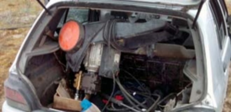 Imagen del vehículo y de parte del material sustraído. / El Adelantado