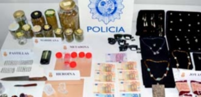 Material incautado por la Guardia Civil durante la detención. / el adelantado