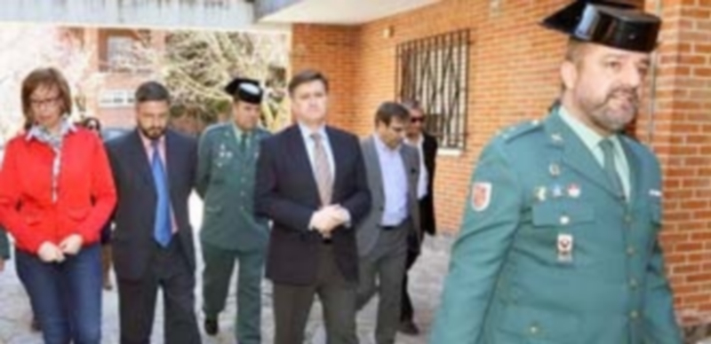 Imagen de archivo de una visita de la subdelegada a una casa cuartel. / E. A.