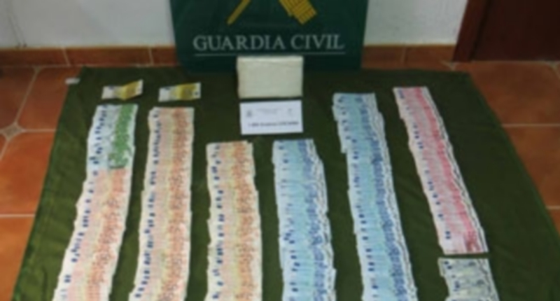 La Guardia Civil mostró la droga y el dinero intervenido el pasado agosto. / E. A.