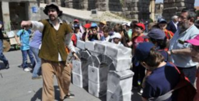 Ek “arriero Claudio” volverá a enseñar de forma divertida el patrimonio. /  J.M.