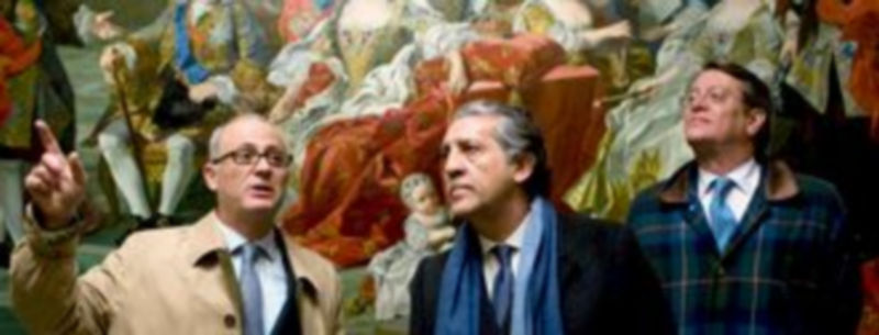 Nilo Fernández muestra a López Garrido algunos tapices del Palacio. / Efe