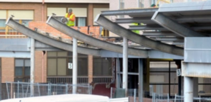 Estructura metálica de la marquesina que ha sido retirada de la terminal. / Kamarero