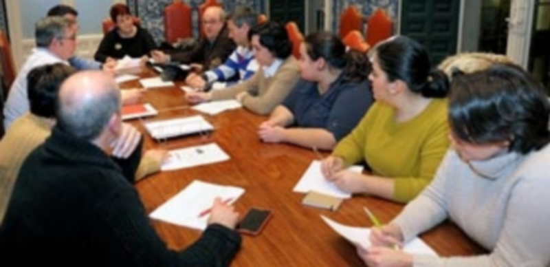Las asociaciones de vecinos de los seis barrios incorporados se reunieron con la alcaldesa y dos concejales. / Kamarero