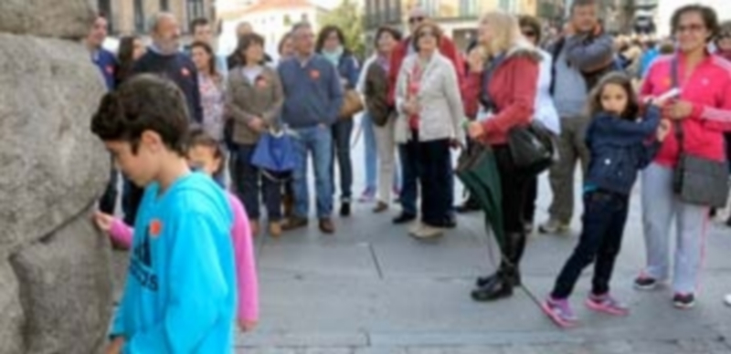 En ambas imágenes se aprecia el éxito de participación de la visita guiada “Conoce el Acueducto”. / Kamarero