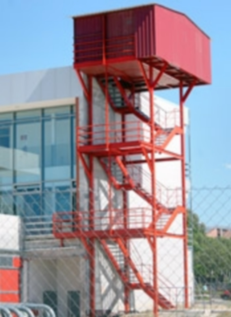 La torre luce un nuevo aspecto con el cerramiento de su parte superior./ M.G.