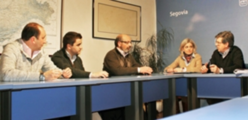 Un momento de la reunión que mantuvieron concejales y Junta de Cofradías el pasado martes. / El Adelantado