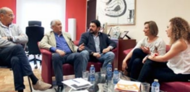 Una imagen del encuentro mantenido con representantes del polígono industrial de El Cerro. / E. A.