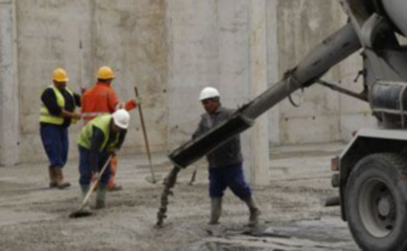 Obra pública en el barrio de Nueva Segovia. La Construcción era uno de los pilares del modelo anterior. / ALBERTO BENAVENTE