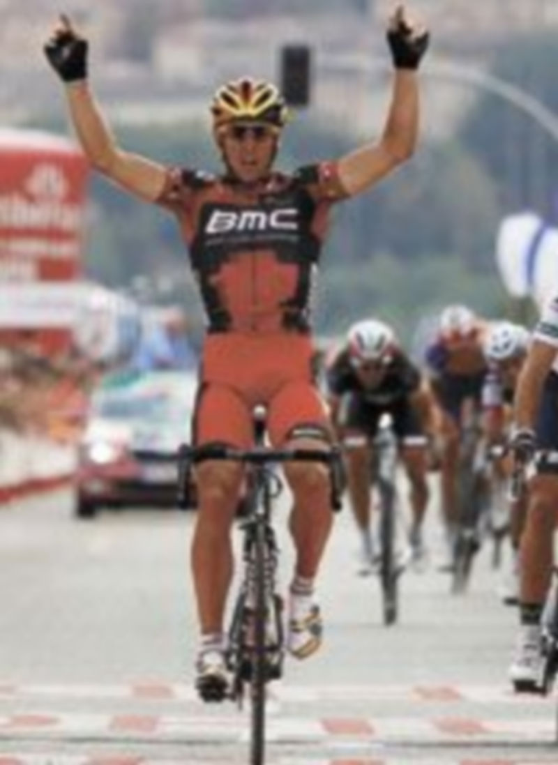 El belga del BMC (i) fue el más listo en la meta de La Lastrilla