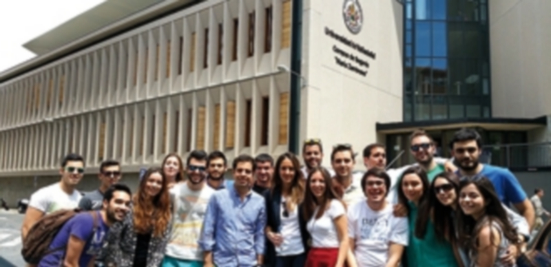 Una caña por Segovia 1 Los jóvenes que participaron ayer en la iniciativa organizada por NNGG posan junto a Raquel Fernández. / El Adelantado