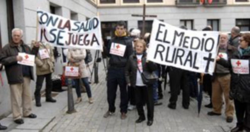 Las urgencias de noche bajaron un 26% en Riaza en el último trimestre de 2012 1 Los vecinos de Ayllón y otros municipios segovianos siguen reivindicando la reapertura de las urgencias nocturnas. / ALBERTO BENAVENTE