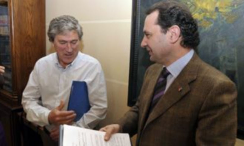 Peñalosa y Arahuetes conversan tras la celebración de una rueda de prensa