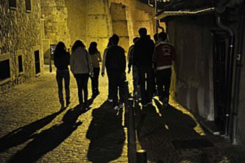 Tres heridos, balance de la pelea producida en el paraje de la Hontanilla 1 Un grupo de jóvenes aproximándose a la zona de la Hontanilla desde la calle de San Valetín