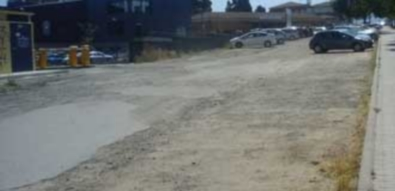 Suelo de tierra del acceso al centro Carlos Melero y a las Piscinas Municipales