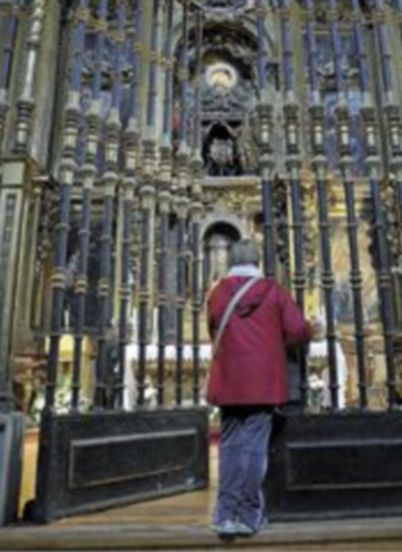 Una mujer se asomaba ayer al presbiterio del santuario mariano. / J. Martín.