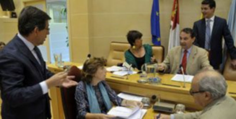 El portavoz popular Jesús Postigo se dirige al alcalde Pedro Arahuetes minutos antes del inicio del pleno municipal de septiembre. / Juan Martín