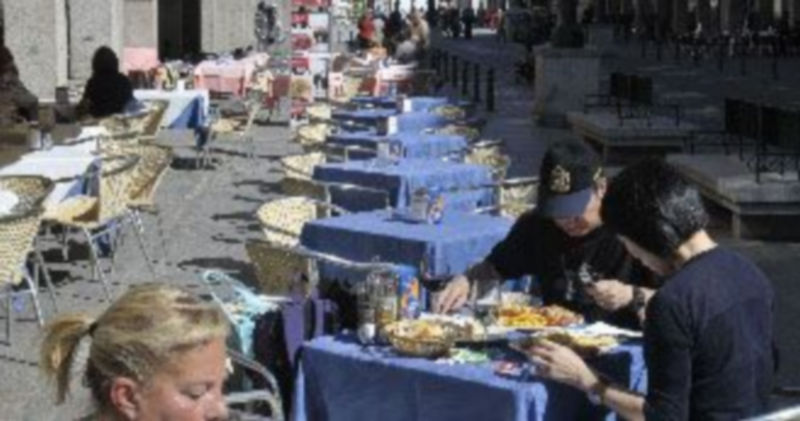 IU y PP apoyan la postura del sector de poder apilar el mobiliario de las terrazas en la calle durante todo el año y no solo en verano. / Juan Martín