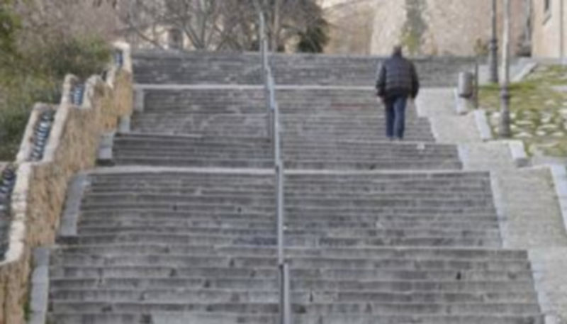 IU propone una rampa mecánica al lado y en paralelo al murete que corona el canal del agua
