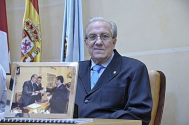Llorente llevó al pleno de su despedida una fotografía en la que aparece entregando el bastón de mando a Arahuetes