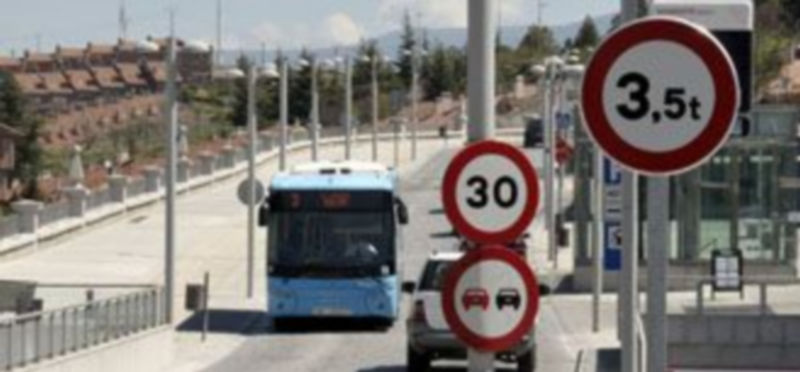 Las señales de limitación de paso fueron colocadas ayer