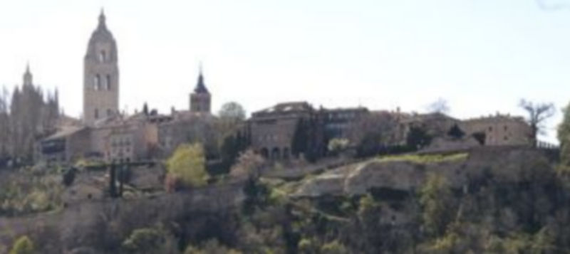 El tramo de la Muralla que será rehabilitado en unos meses se sitúa entre el Jardín de los Poetas y las rejas de acceso al Alcázar. / Juan Martín