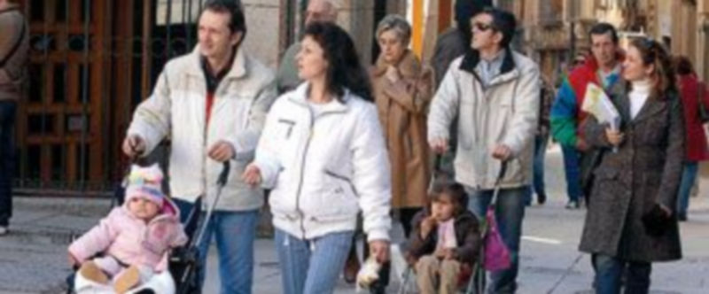 Imagen de archivo de varias familias paseando por una de las calles de Segovia. /JUAN MARTÍN