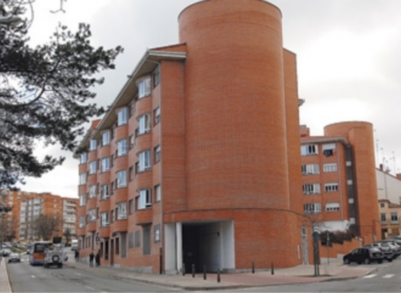 El edificio de vivienda de EVISEGO en la calle de los Bomberos del barrio de La Albuera. / Juan Martín