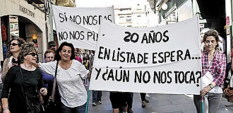 Los vecinos de Torredondo durante una de las protestas realizadas en la capital por la falta de servicios. / JUAN MARTÍN