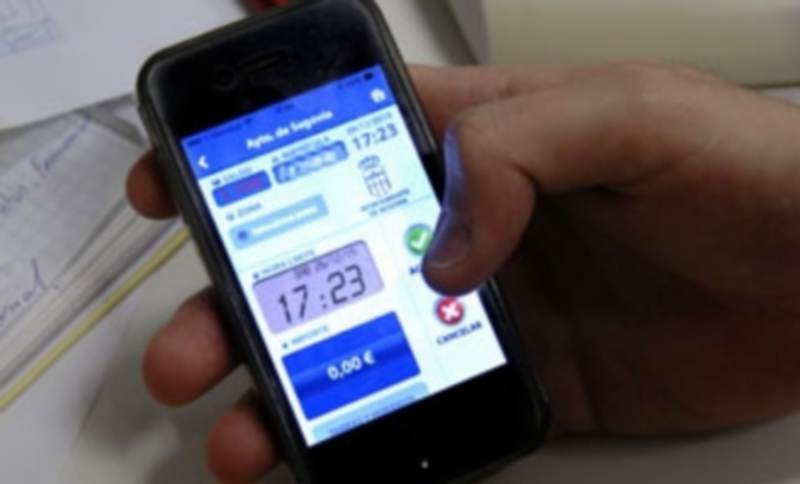 La aplicación e-park se puso en funcionamiento en Segovia el pasado mes de abril y puede descargarse en móviles smartphone de todos los sistemas operativos. / J. Martín