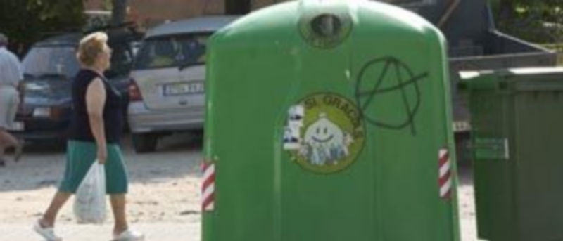 Los contenedores de vidrio forman ya parte del mobiliario urbano habitual en Segovia y su provincia./ Juan Martín