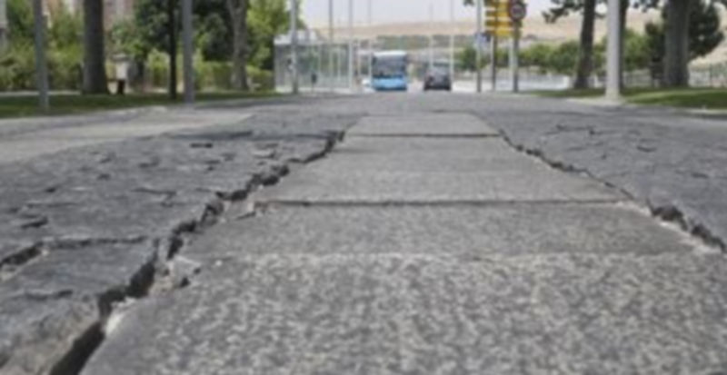 El estado del firme en este tramo de la calle presenta un deplorable aspecto. / Juan Martín