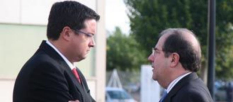 Óscar López (PSOE) y Juan Vicente Herrera (PP) intercambiando impresiones en una imagen de archivo. /Ical