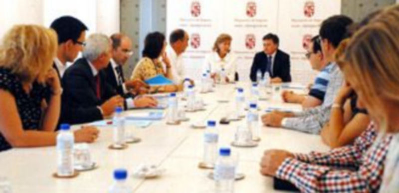 Un momento de la reunión con los alcaldes celebrada en el Salón del Trono de la Diputación Provincial. / El Adelantado