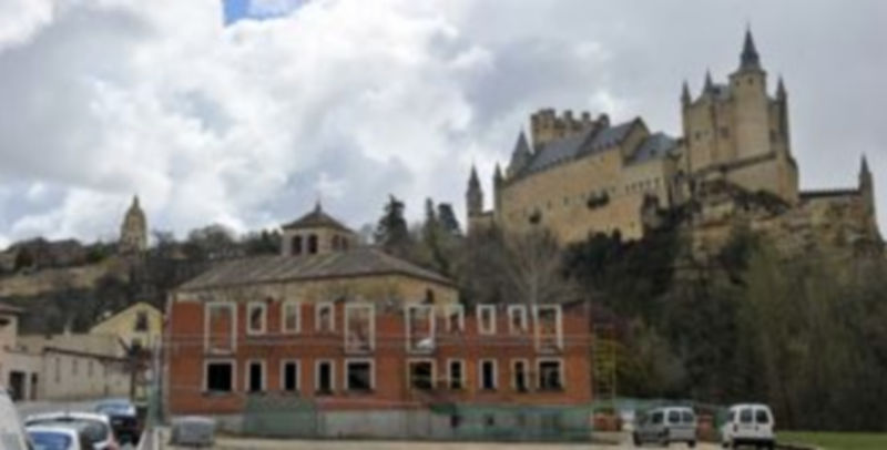 El edificio en construcción está amparado por la normativa urbanística y cuenta con licencia municipal. / Kamarero