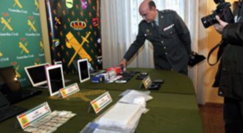 El teniente coronel de la Guardia Civil Juan Miguel Jiménez mostraba en 2011 los artículos intervenidos. / Kamarero