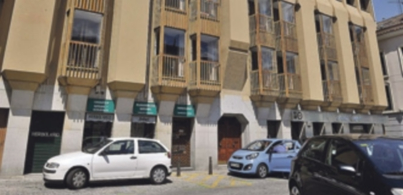 El PP sostiene que el vehículo fue retirado por la grúa de la Plaza de los Espejos al estar mal estacionado. / Juan Martín