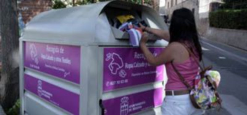 Los segovianos evidencian con sus prácticas que cada día dan más importancia a la recogida selectiva de residuos. / L.  Mazagatos