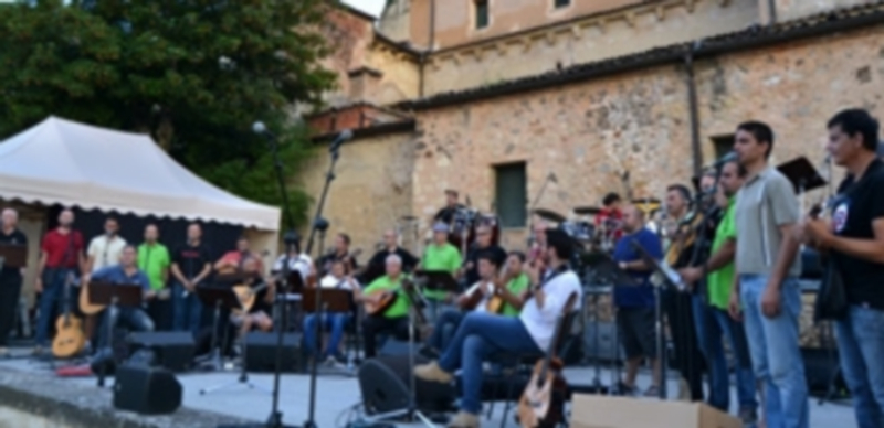 ‘Los Sabandeños’ realizaron la prueba de sonido antes del concierto en la iglesia de San Juan de los Caballeros./ B.MARTÍN