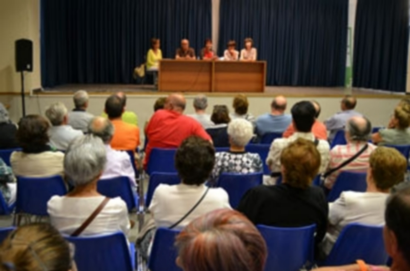 La alcaldesa y los concejales de Hacienda y Patrimonio Histórico explicaron a los vecinos la decisión del pleno. / FRAN MUÑOZ