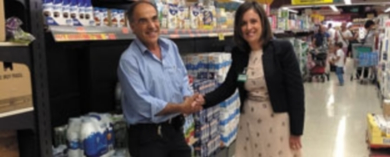 Rufo Sanz (i.) y Laura del Palacio (d.) renovaron el convenio de colaboración del Banco de Alimentos y Mercadona./ EL ADELANTADO