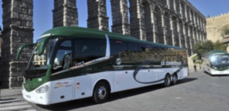 Un vehículo de La Sepulvedana junto al Acueducto