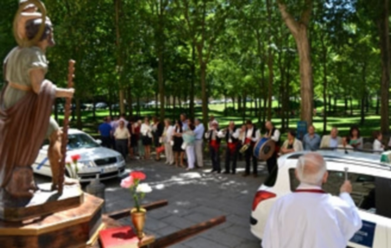 La bendición de los vehículos fue uno de los actos centrales de la festividad. / Borja Martín