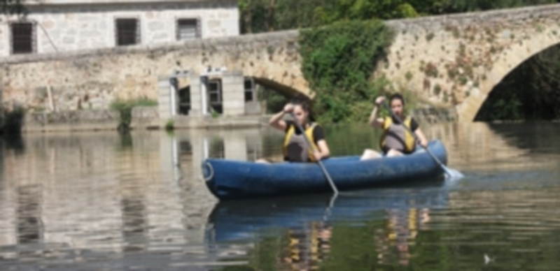 Las familias realizarán actividades como piragüismo a los pies del Alcázar. / El Adelantado