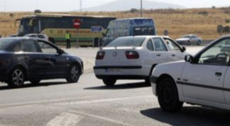Los vehiculos circularon entre la rotonda de la gasolinera Ayuca y la de la Choricera. / ALBERTO BENAVENTE