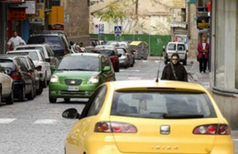 Algunos conductores todavía circularon por Alférez Provisional en sentido contrario ayer por la tarde. / ALBERTO BENAVENTE
