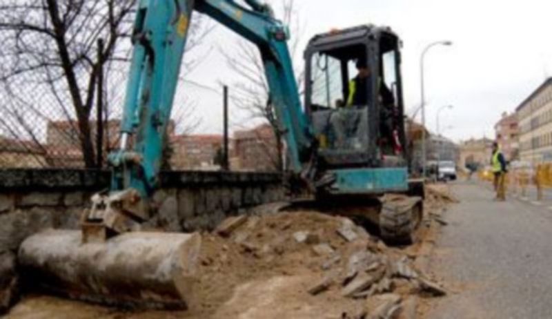 La maquinaria pesada comenzó a trabajar en la mañana de ayer en las aceras de la carretera de San Rafael. / A. Benavente