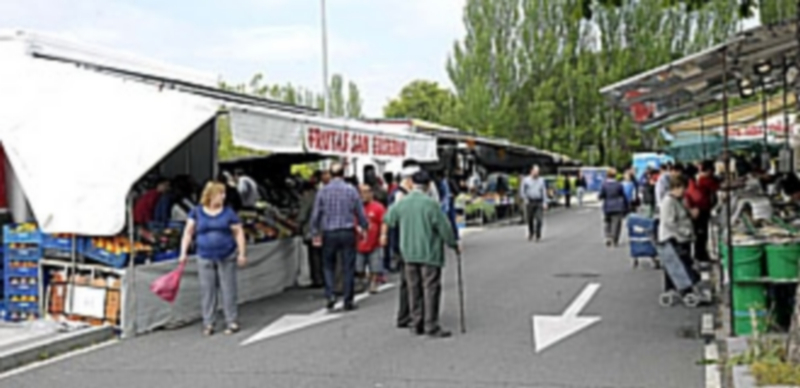 El mercado de los sábados seguirá instalado durante este mes en el entorno de la plaza de toros. / KAMARERO