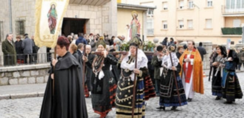 La imagen de Santa Águeda fue portada a hombros por las aguederas y recorrió las calles del barrio. / TAMARA DE SANTOS